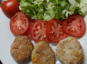 Una foto de Hamburgusas de quinoa con vegetales, acompañada de ensalada