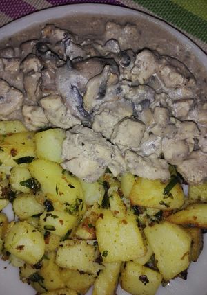 Una foto de Papas al cilantro y pollo con champiñón