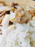ข้าวในหอหมูผัดกระเทียมทุบ