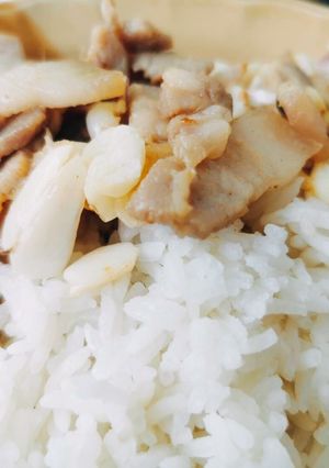 รูปของ ข้าวในหอหมูผัดกระเทียมทุบ