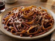 Una foto di pasta al salame