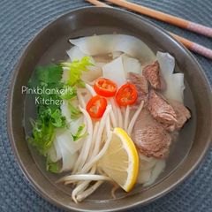 A picture of Meat Noodles soup.