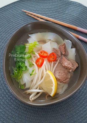A picture of Meat Noodles soup.