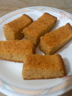 A picture of Cake with honey flavour 🍯🍰.