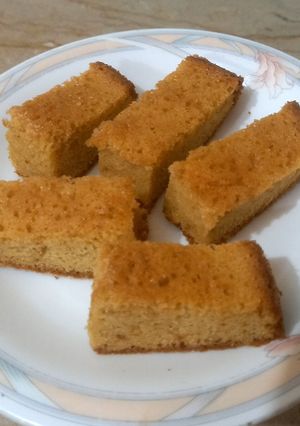 A picture of Cake with honey flavour 🍯🍰.