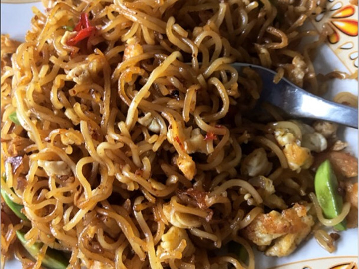 Standar Cara termudah membuat Indomie goreng bumbu pedas + petai  menggugah selera