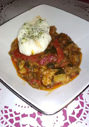 Foto principal de Pisto con huevo poché apto para diabéticos