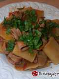 Ζυμαρικά (paccheri) σε κόκκινη σάλτσα καλαμαριών