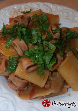Φωτογραφία της συνταγής Ζυμαρικά (paccheri) σε κόκκινη σάλτσα καλαμαριών