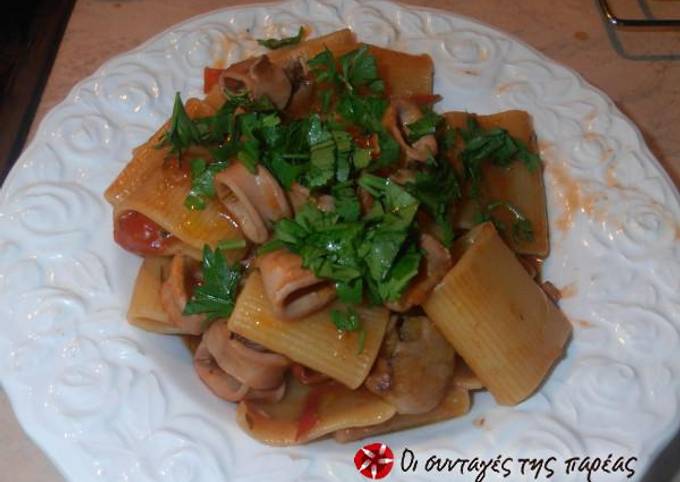 κύρια φωτογραφία συνταγής Ζυμαρικά (paccheri) σε κόκκινη σάλτσα καλαμαριών
