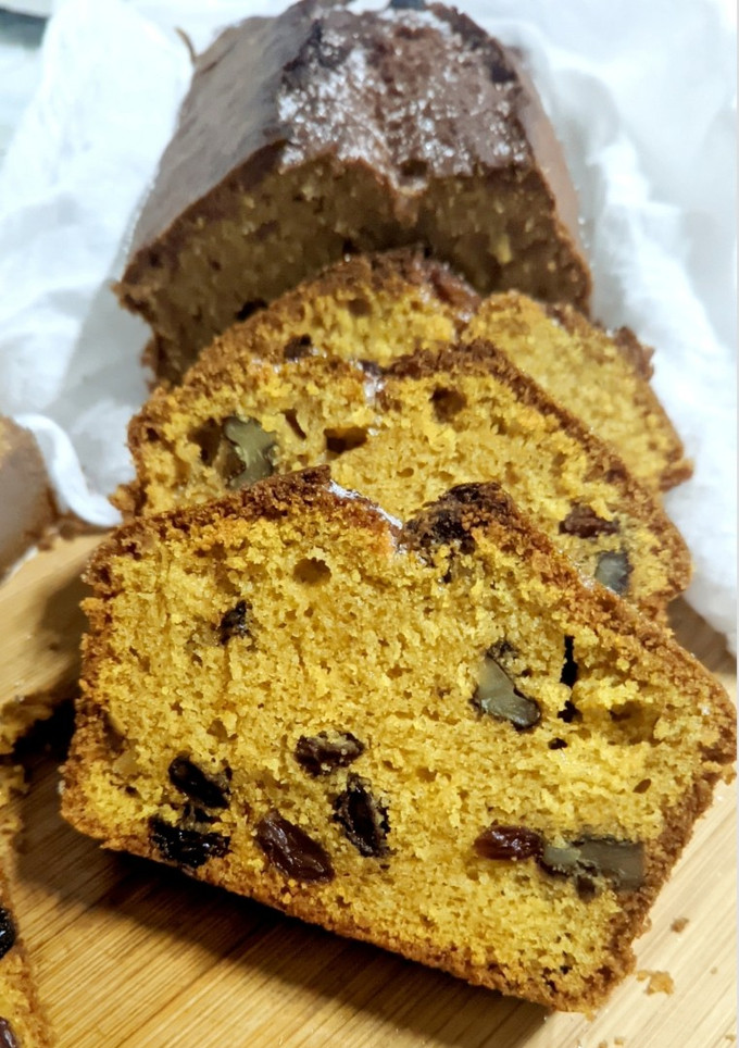 Una foto de Torta de zanahoria especiada con nueces y pasas