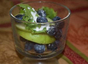 Una foto de Ensalada de moras con manzana verde