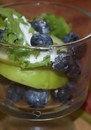 Una foto de Ensalada de moras con manzana verde