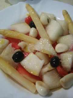 Una foto de Ensalada de fruta con espárragos