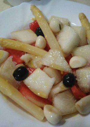 Una foto de Ensalada de fruta con espárragos