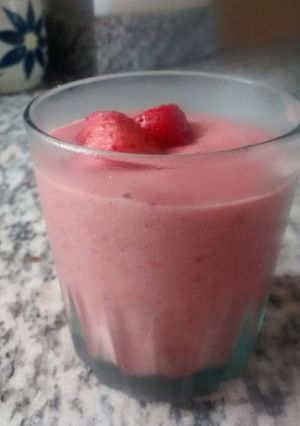 Una foto de Helado cremoso de fresas y cambur