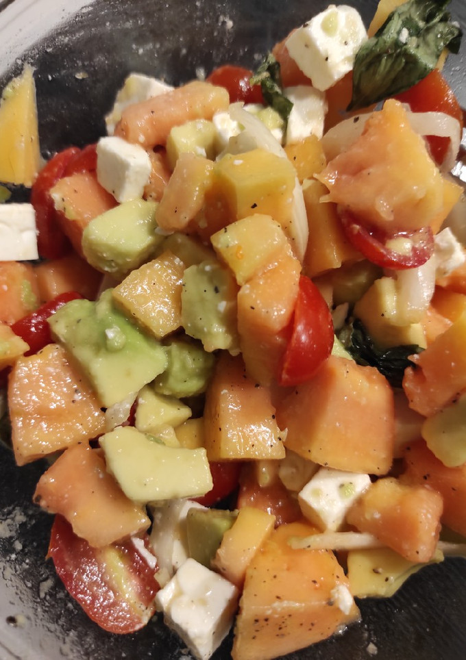 Una foto de Ensalada de papaya, feta y aguacate