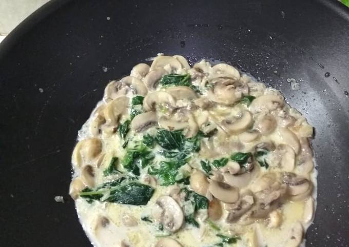 Resep Sauce Creamy Mushroom & Spinach Oleh Bebe Alma - Cookpad