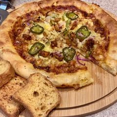 A picture of Stuffed crust chicken fajita pizza🍕🧀.