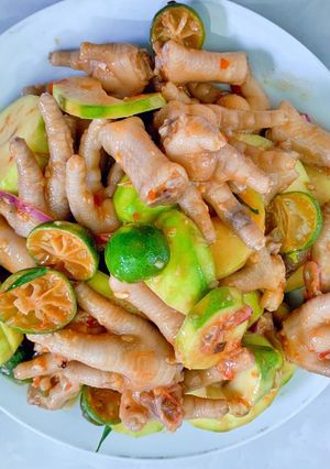 Hình của món Chân gà trộn xoài non.