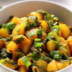 A picture of Spring(green) onion with potato.