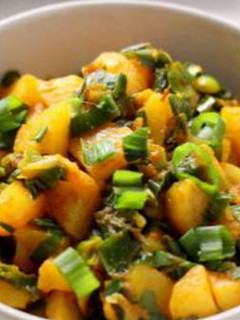 A picture of Spring(green) onion with potato.