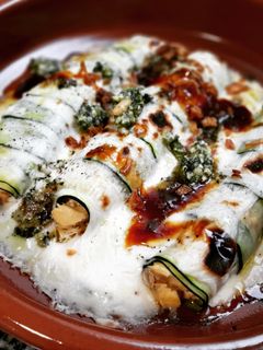 Una foto de Canelones de calabacín de pollo rustido y bechamel de gorgonzola