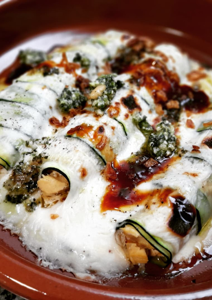 Una foto de Canelones de calabacín de pollo rustido y bechamel de gorgonzola