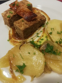 Una foto de Lingote de cochinillo con patatas a lo pobre