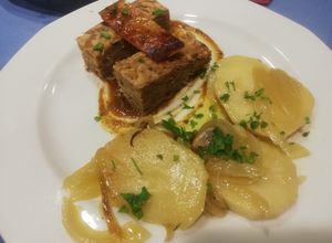 Foto principal de Lingote de cochinillo con patatas a lo pobre