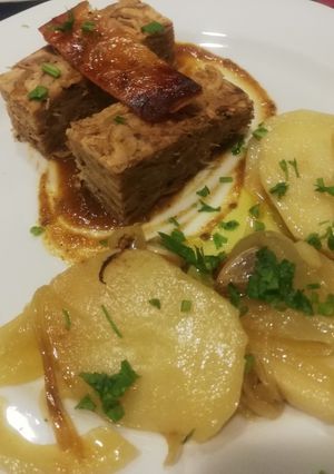 Una foto de Lingote de cochinillo con patatas a lo pobre