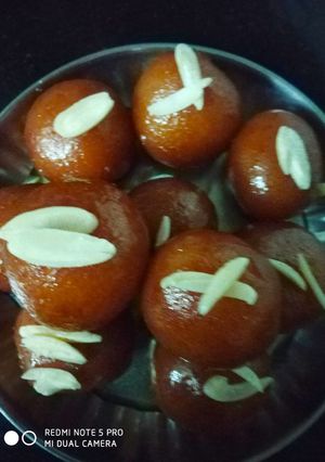 A picture of Gulab jamun.
