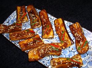 Una foto de Berenjenas japonesas horneadas con jengibre y semillas de sésamo