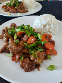 Una foto de Pollo teriyaki con arroz