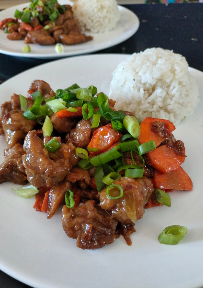 Una foto de Pollo teriyaki con arroz