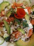 Ensalada de judías carilla con aguacate y cebolla