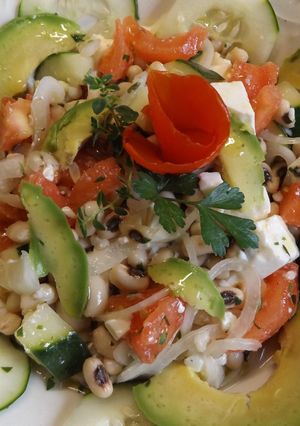 Una foto de Ensalada de judías carilla con aguacate y cebolla