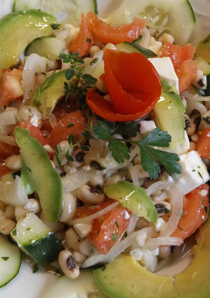 Una foto de Ensalada de judías carilla con aguacate y cebolla
