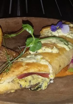 Una foto de Rollo de chile poblano hojaldrado