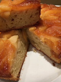 Una foto de Torta de manzana invertida