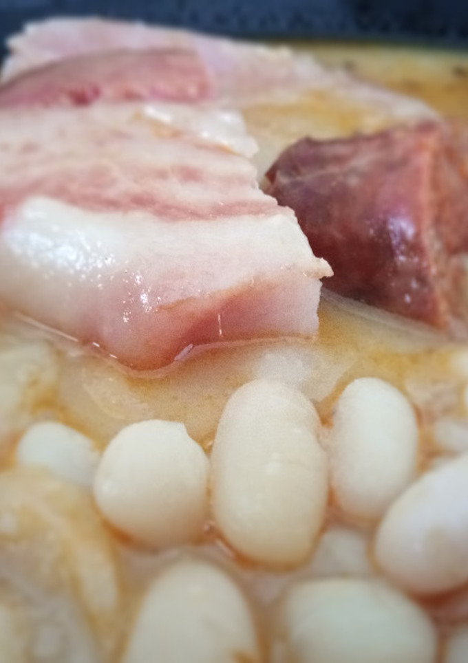 Una foto de Fabada Asturiana