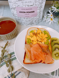 煙燻鮭魚酪梨烤吐司 的食譜成品照片