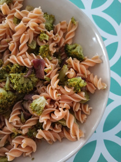 Una foto de Ensalada fría de pasta de lentejas con brócoli y anchoas