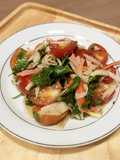 Salad crabstick, daun ketumbar dan tomat ceri
