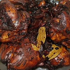 A picture of Chicken thighs adobo.
