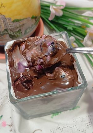 Foto di Dessert allo yogurt greco con frutti di bosco e crema di cacao