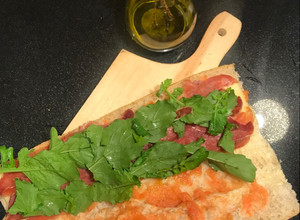 Una foto de Sanduche de jamón serrano y rúgula