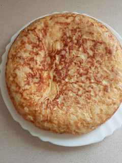 Una foto de Tortilla de coliflor rellena de queso 🥦 🧀