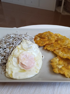 Una foto de Gulas al ajillo con huevo frito y patacones