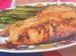 Una foto de Salmón a la mantequilla con ajo y limón